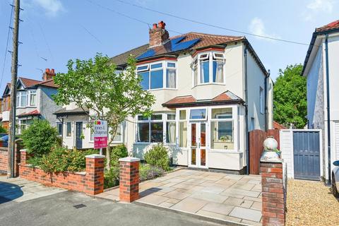 3 bed property, in Larkfield Road, £400,000