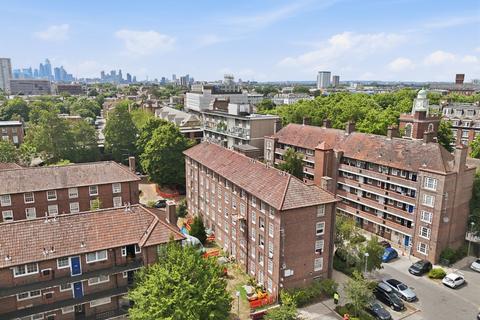 2 bed property, in Bromley High Street, £300,000