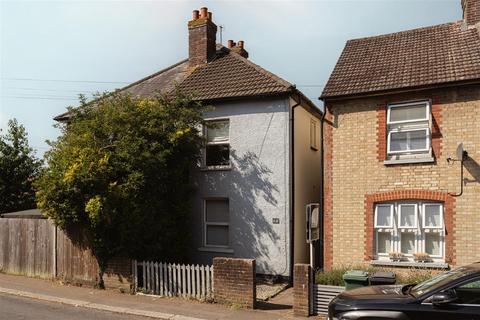 2 bed property, in Priory Road, £425,000