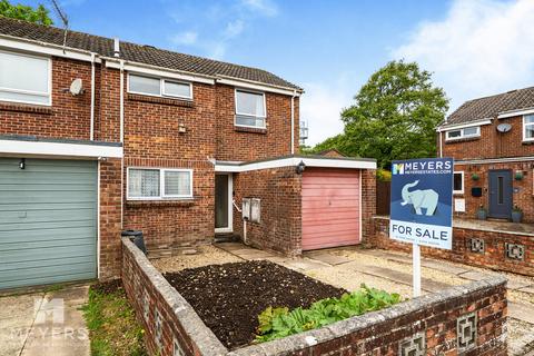 2 bed property, in Airfield Close, £230,000