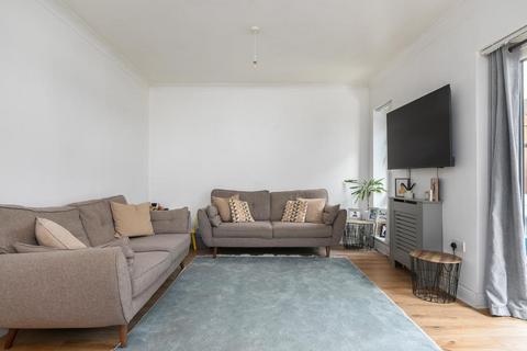 2 bed property, in Bergen Apartments, £400,000