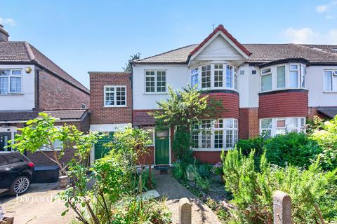 5 bed property, in Arthur Road, £825,000
