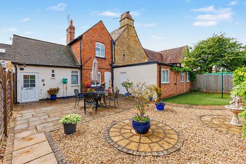 5 bed property, in High Street, £399,950