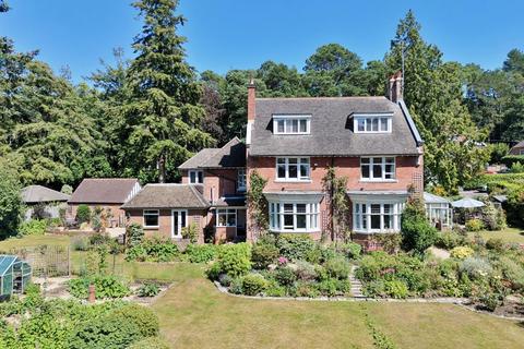 6 bed property, in Lower Golf Links Road, £1,350,000