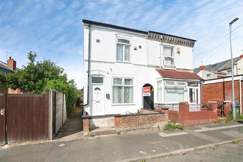 3 bed property, in Burlington Road, £220,000