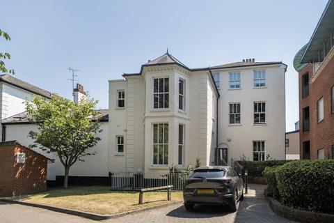 1 bed property, in Tilehurst Road, £220,000