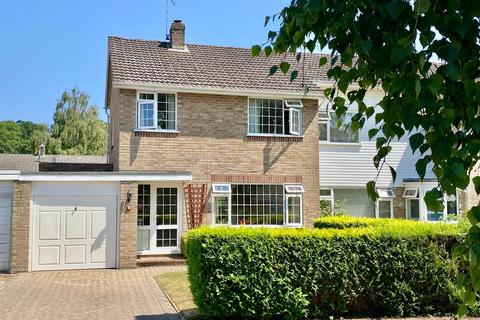 3 bed property, in Dene Close, £350,000