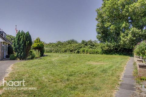 4 bed property, in Dunster Crescent, £245,000