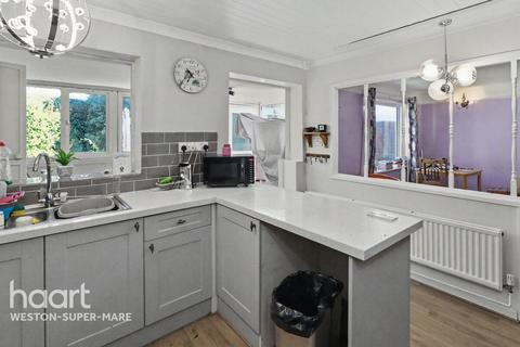 4 bed property, in Dunster Crescent, £245,000