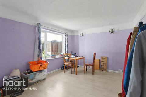 4 bed property, in Dunster Crescent, £245,000
