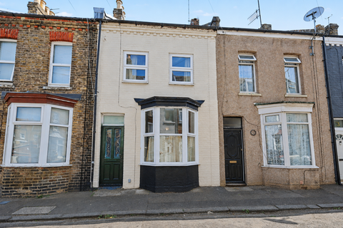 2 bed property, in 7 Ayton Road, £70,000