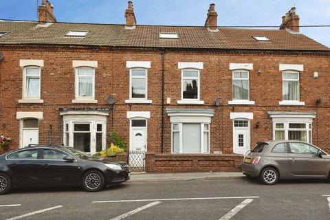 5 bed property, in West Road, £110,000