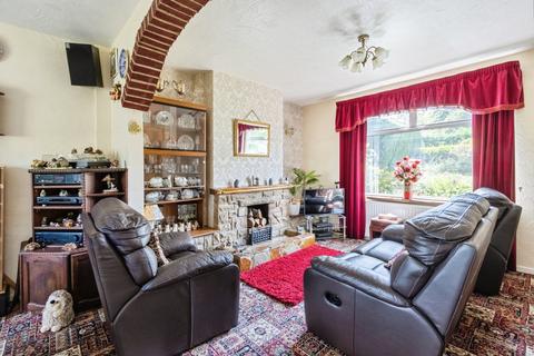 3 bed property, in Greno View, £200,000