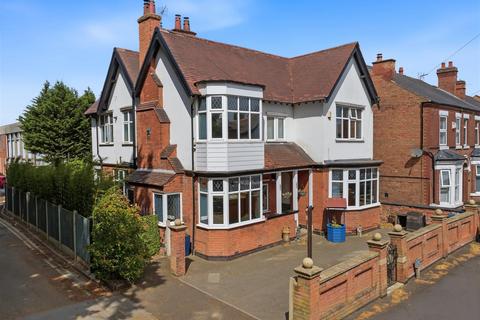 5 bed property, in Acton Road, £450,000
