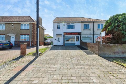 2 bed property, in Coast Road, £150,000