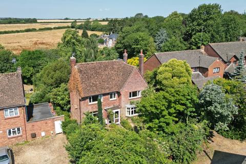 3 bed property, in Chase Hill, £475,000