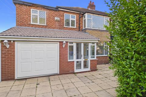 4 bed property, in Kingston Gardens, £320,000