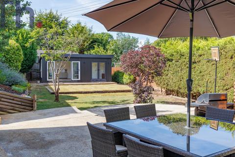 3 bed property, in Newport PO30, £420,000