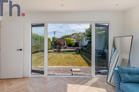 3 bed property, in Newport PO30, £420,000