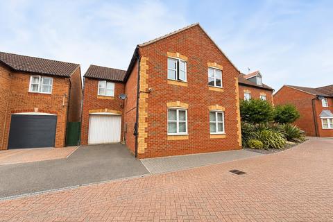 5 bed property, in Evergreen Drive, £425,000