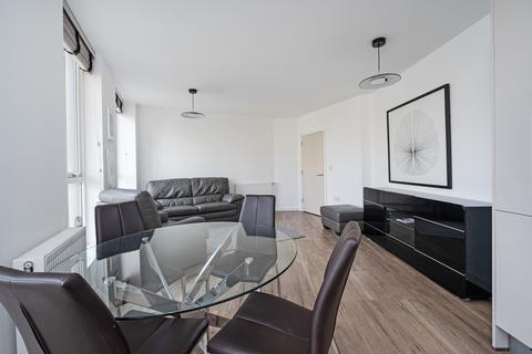 2 bed property, in Lariat Court, £425,000