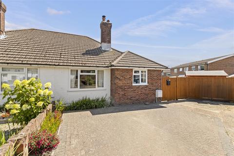 2 bed property, in Battle Crescent, £300,000