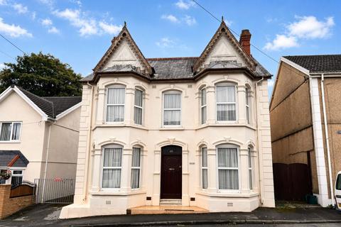 3 bed property, in Llwynhendy Road, £290,000