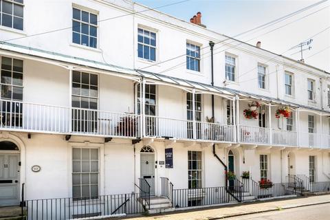 5 bed property, in Warwick Road, £650,000