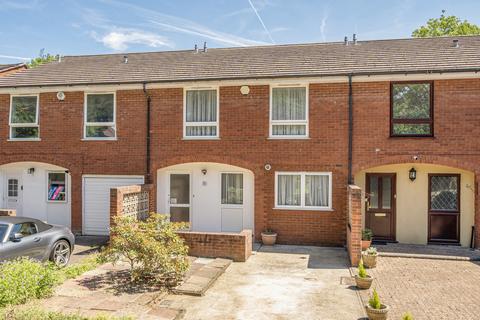 4 bed property, in Woodridge Way, £750,000