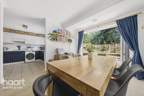 4 bed property, in St Nicholas Drive, £800,000