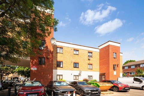 1 bed property, in Hewison Street, £300,000