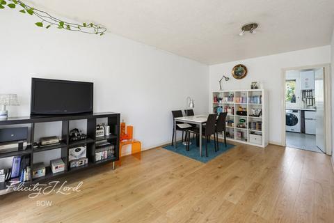 1 bed property, in Hewison Street, £300,000