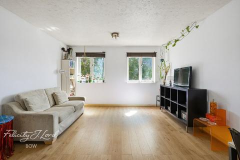 1 bed property, in Hewison Street, £300,000