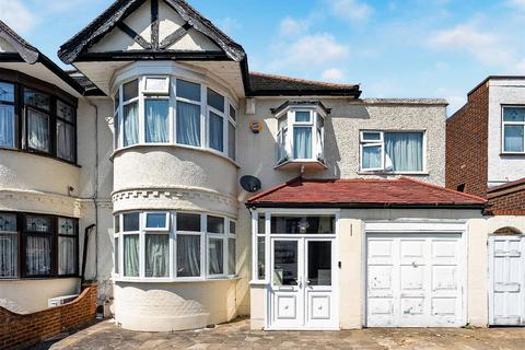 4 bed property, in Stonehall Avenue, £800,000