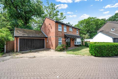 4 bed property, in Northcliffe Close, £800,000