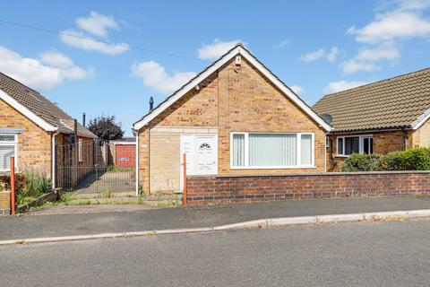 2 bed property, in Ascot Close, £200,000