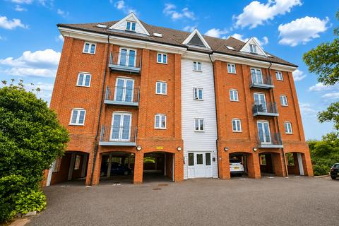 2 bed property, in Colchester, £165,000