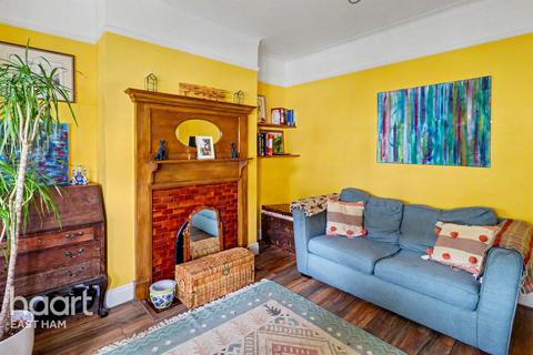 3 bed property, in Fourth Avenue, £625,000