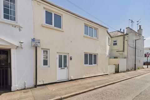 2 bed property, in Andover Road, £300,000