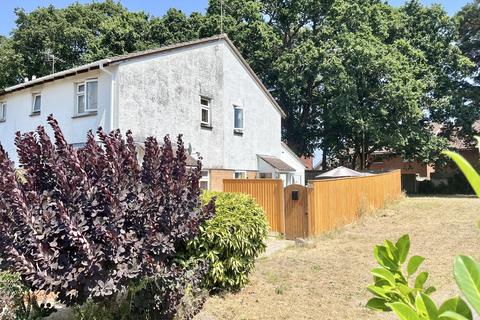 2 bed property, in Meadowsweet Road, £240,000