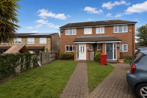 4 bed property, in Sandringham Court, £499,950