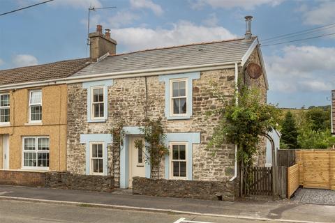 2 bed property, in Ashburnham Road, £230,000