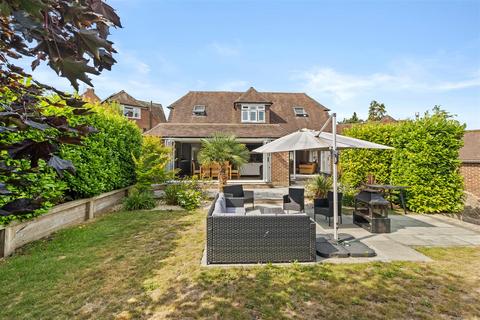 4 bed property, in Mill Close, £725,000