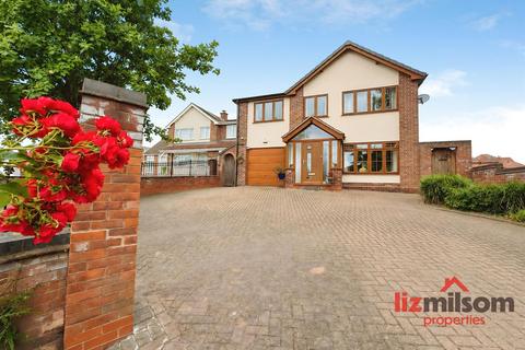 4 bed property, in Queens Drive, £350,000