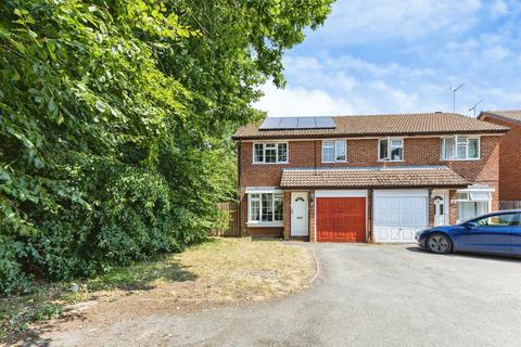 3 bed property, in Chittering Close, £475,000