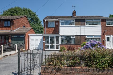 3 bed property, in Victoria Road, £220,000