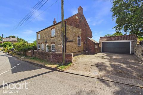 4 bed property, in Main Street, £600,000