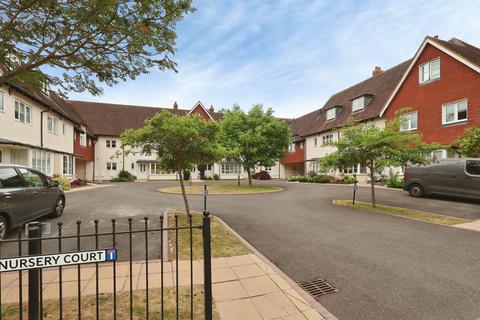 2 bed property, in Nursery Court, £300,000