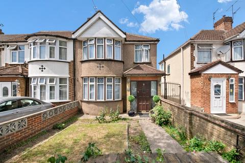 3 bed property, in Carnarvon Drive, £550,000