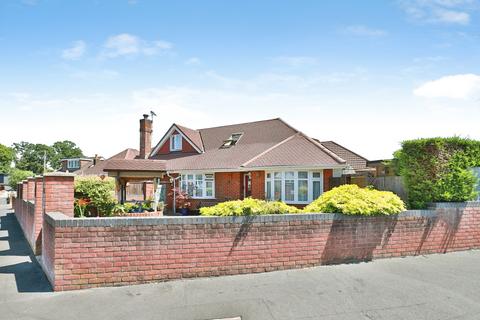 4 bed property, in Strathmore Road, £585,000